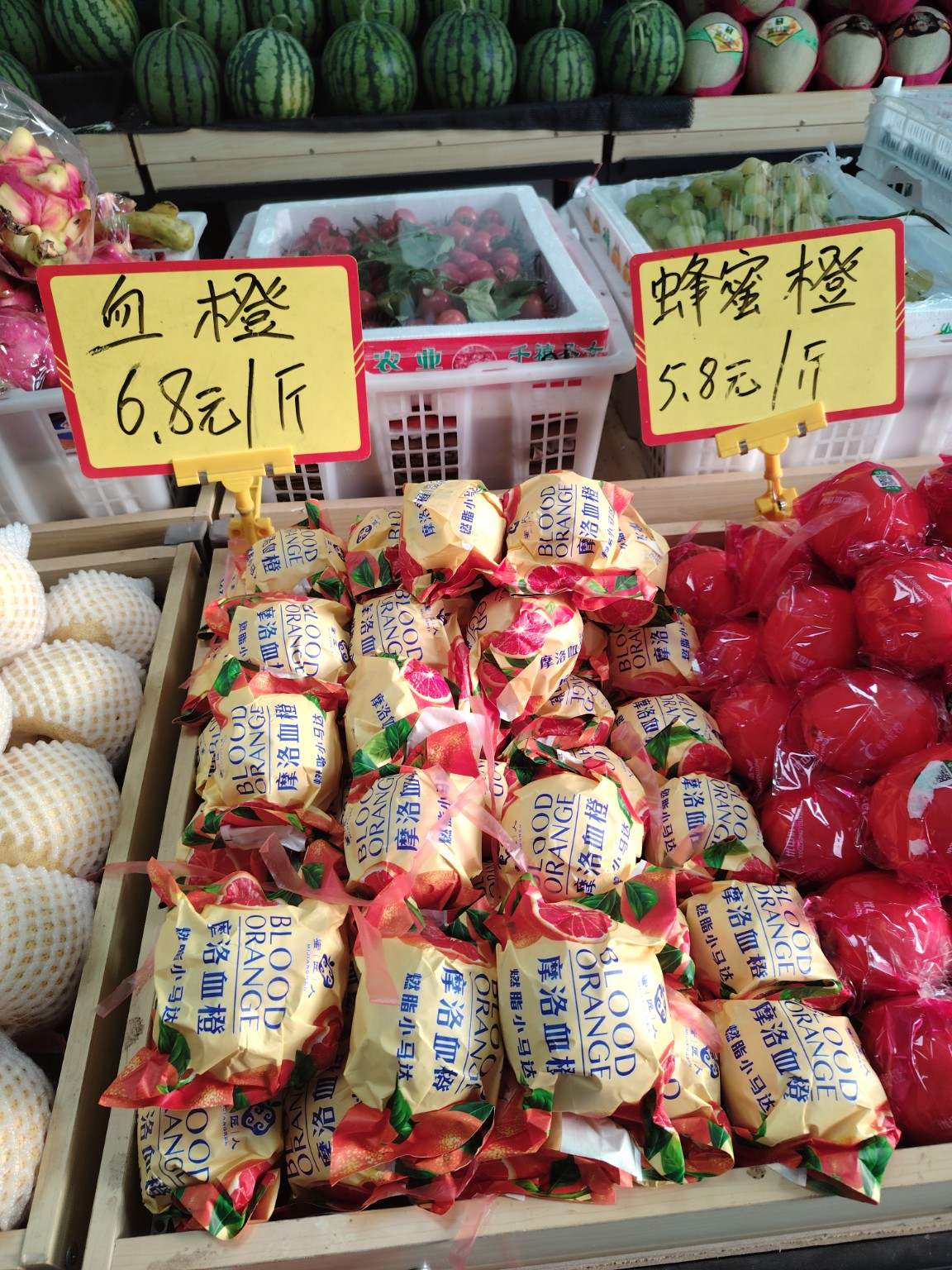 Apples and pears in a Beijing fruit shop